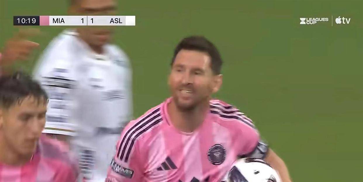 4-2完胜!梅西2射1传封神,与胖虎卡塞米罗从西甲死敌变迈阿密队友,赛前抱腰嬉闹太魔幻